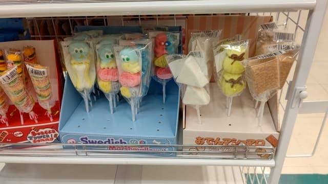 おでんマシュマロが陳列してある棚の画像