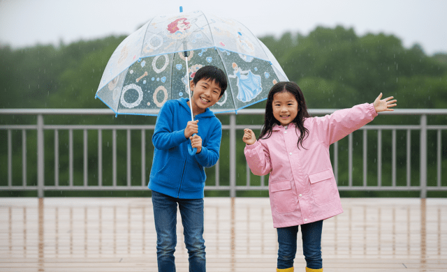 ダイソーのディズニー傘デコレーションシールを傘に貼って傘をさしている小学生の男の子・女の子の画像