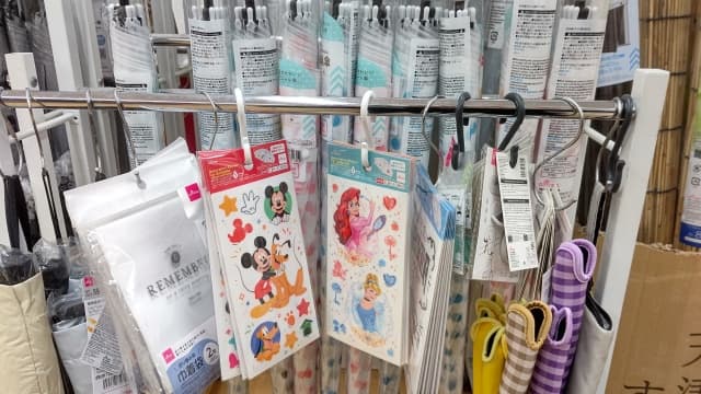 DAISOパシオス南加瀬で販売しているディズニー傘デコレーションシールの売場の画像