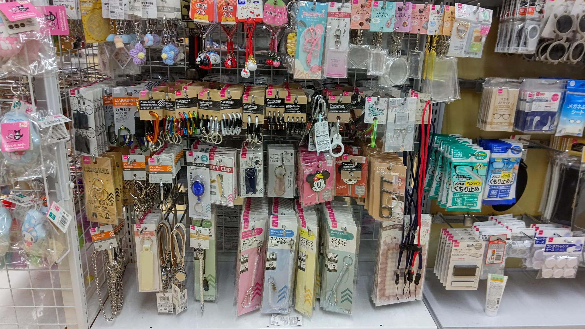 ダイソーで販売しているスプリングストラップ（ワイヤー）の陳列してある売場の画像。