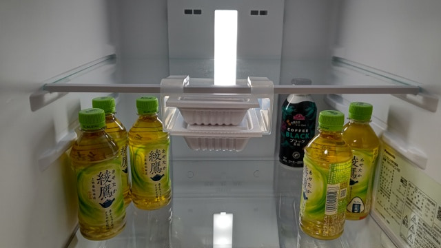冷蔵庫内で納豆パックがピッタリ入る冷蔵庫収納ホルダーに納豆パックをいれて実際に使っている画像