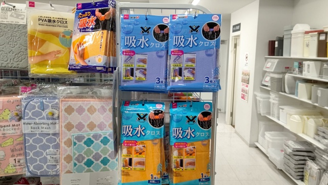 DAISO T-PLATZ綱島店の吸水クロス落ち落ちＶが陳列している売場の画像