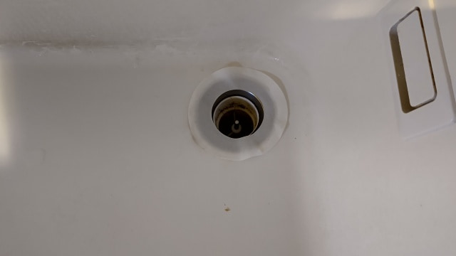 オクラオクラの自宅洗面台に排水口カビ汚れ防止シールを実際に使用している画像