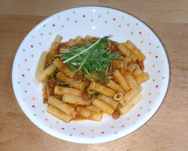 無印良品で購入した「素材の旨みひきたつパスタソース ボロネーゼ」と「リガトーニ」を使ってオクラオクラが実際に作ってみた画像