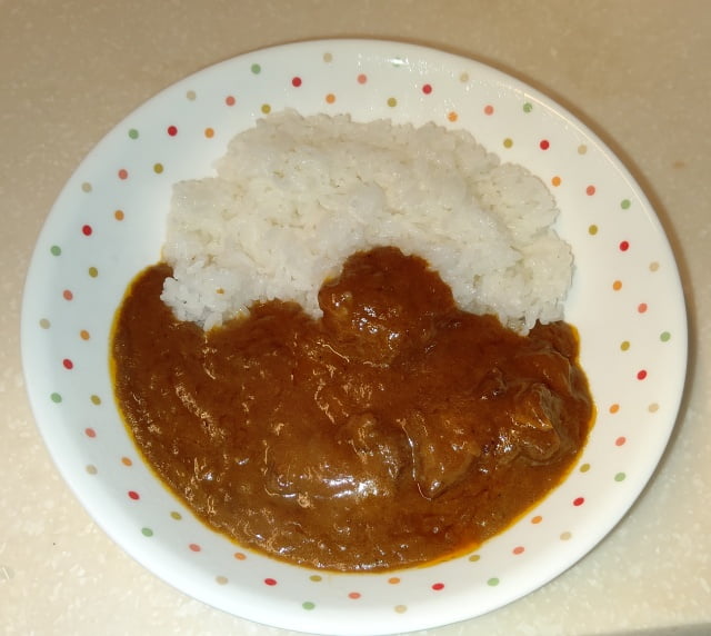 無印良品で購入した「デミグラスソースの欧風ビーフカレー」パックを実際に調理し、ご飯にかけて盛り合わせたカレーライスの画像