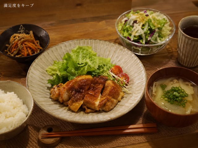 品数が多く満足感のある家庭の夕食の風景