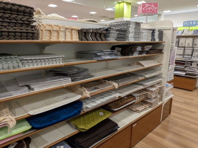セリアの売り場に並ぶジョイントマットとミニマット