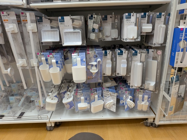 セリアで販売しているスリムポケットの代替品になる商品が陳列してあるダイソー クロスガーデン川崎店の浴用品コーナーの画像