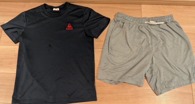 大人用半袖Tシャツとハーフパンツの画像